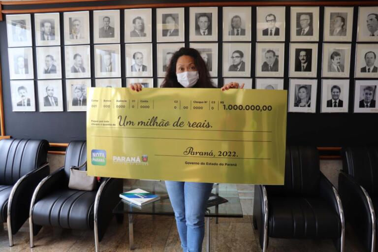 Nota Paraná entrega prêmios aos novos ganhadores; engenheiro recebeu a notícia no aniversário