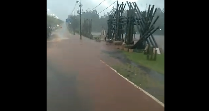 Lago Municipal de Marechal Rondon transborda e água invade gramado e ruas