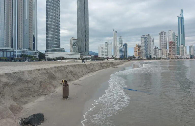 “Degrau” surge em faixa de areia de Balneário Camboriú 10 meses após alargamento; entenda