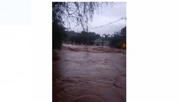 Arroio Fundo transborda e água invade a rodovia