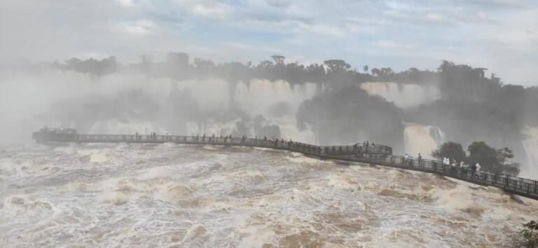 Passarela próxima às quedas das Cataratas do Iguaçu é liberada após vazão recorde; fluxo permanece acima da média