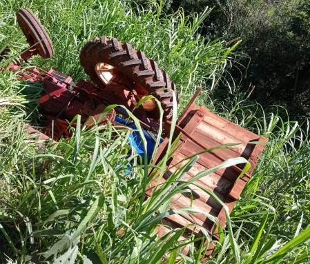 Acidente com trator é registrado em estrada no interior de Mercedes