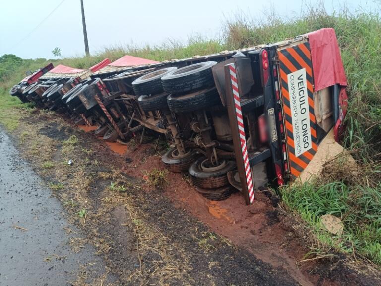 Carreta perde controle e tomba às margens da BR-163 entre Mercedes e Guaíra