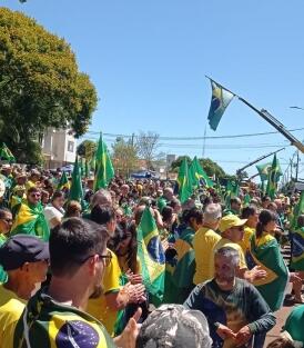 Manifestantes se concentram em frente ao Exército de Guaíra neste feriado