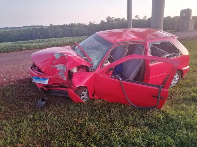Homem fica ferido após bater carro contra árvore no interior de Mercedes
