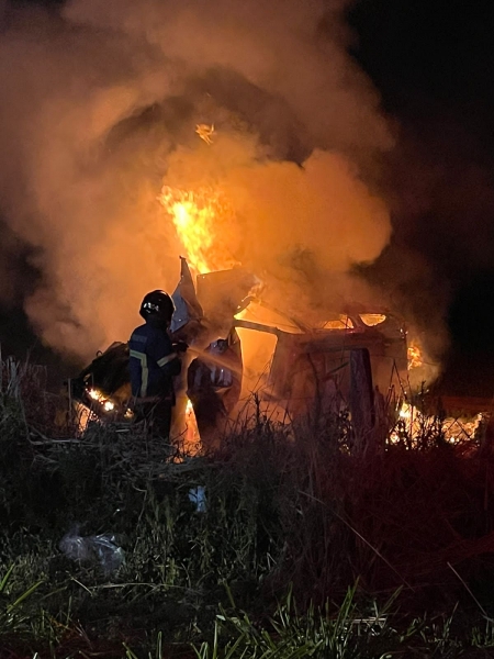Carro carregado de cigarros capota, pega fogo e motorista morre carbonizado