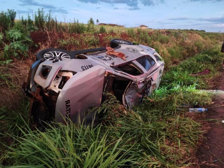 Viatura da Rotam capota na BR-163 em Toledo