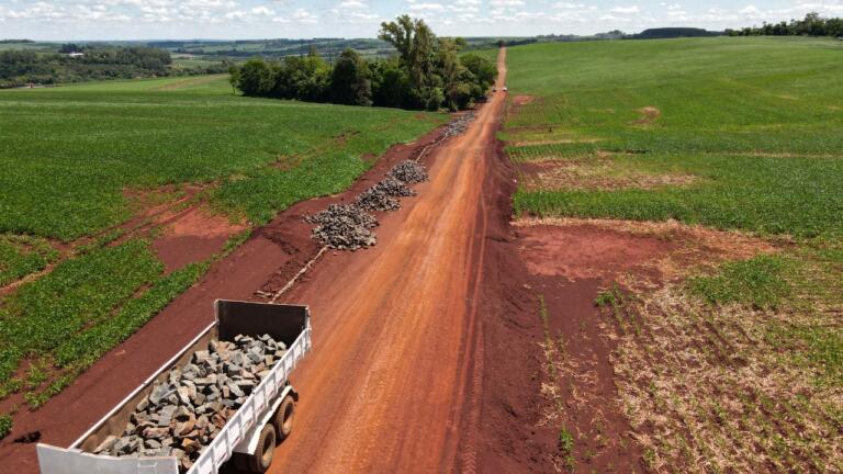Iniciada a pavimentação com pedras irregulares na estrada rural do Lira à Vila Rural