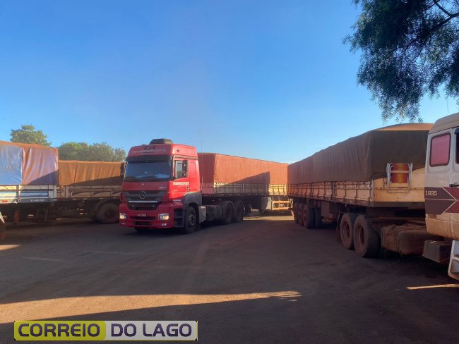 Demora na liberação de cargas provoca fila de caminhões no porto de Santa Helena
