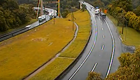 Câmeras flagram caminhão despencando de ponte no Paraná; vídeo