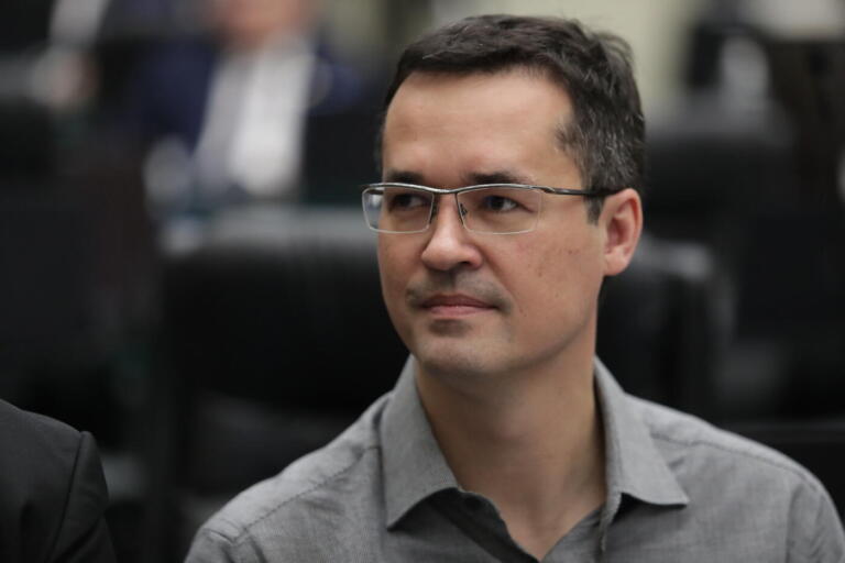 Corregedoria da Câmara tenta pelo segundo dia, sem sucesso, notificar Dallagnol da cassação