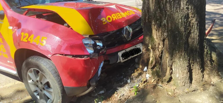Motorista com sinais de embriaguez bate em viatura do Corpo de Bombeiros na região