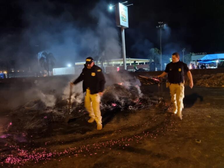 Pontos de bloqueio em rodovias federais diminuem drasticamente no Paraná; confira onde ainda há interdições