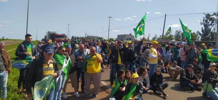 Manifestantes voltam a fechar BR-163 em Guaíra
