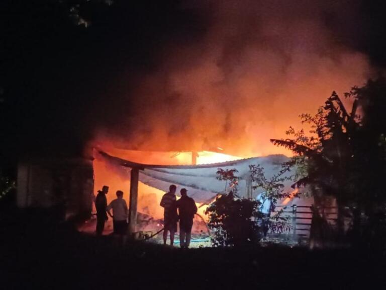 Incêndio destrói marcenaria no interior de Mercedes