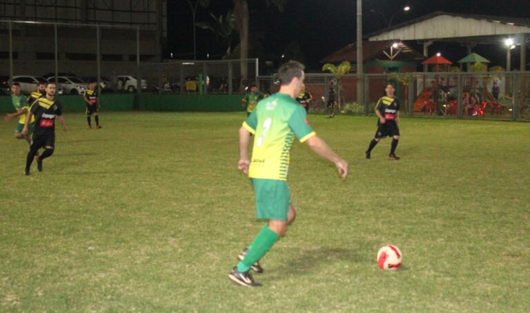 Real Granada e Supermercados vencem na abertura do Interno da AACC