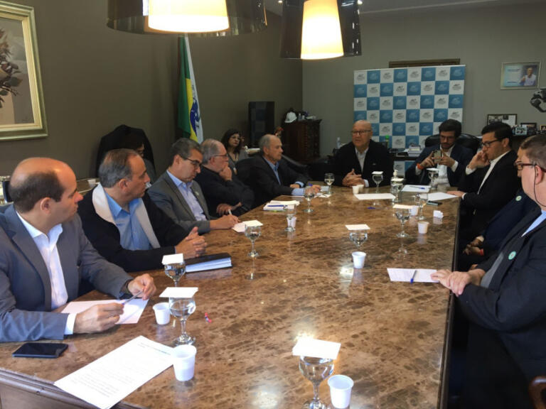 Deputados estaduais do Paraná pedem a suspensão do leilão do pedágio