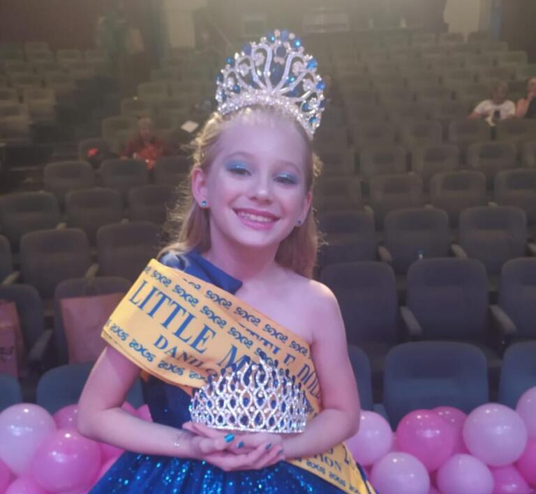 Nova-santa-rosense Lívia Fonseca vai representar o Brasil em concurso na África