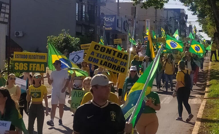 De verde e amarelo, com bandeiras do Brasil e cartazes, rondonenses vão às ruas protestar