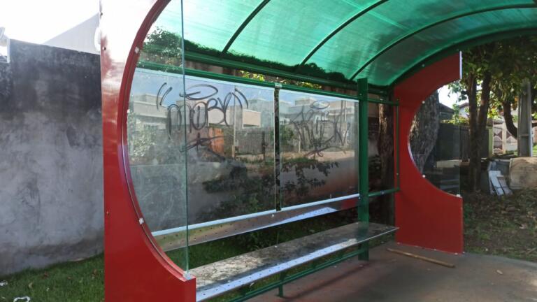 Ponto de ônibus instalado recentemente no Bairro São Lucas é alvo de vandalismo