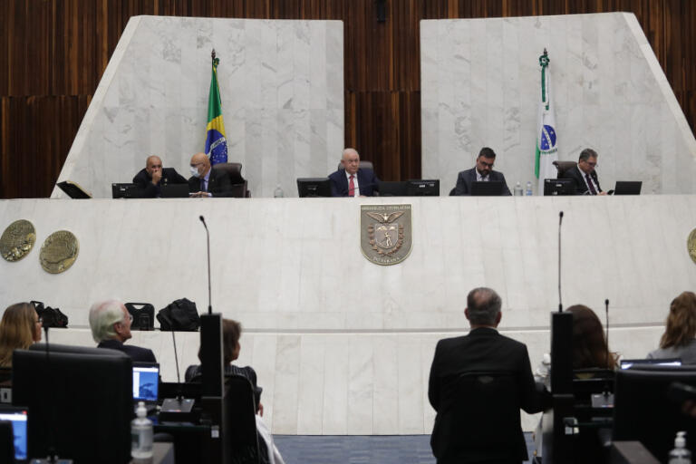 Deputados dizem que projeto do governo quer privatizar Copel; liderança do governo nega