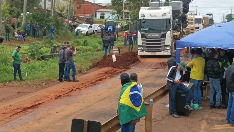 Tráfego é parcialmente liberado no bloqueio da BR-163 em Marechal Rondon