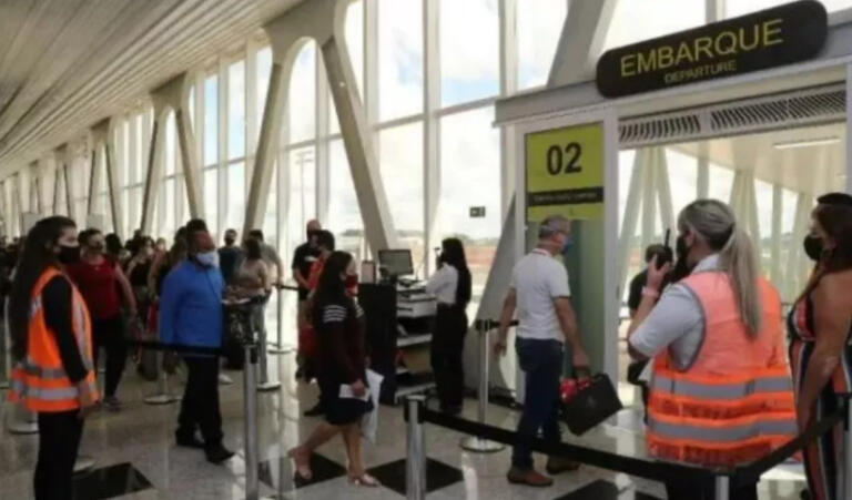 Aeroporto Regional de Cascavel retoma uso obrigatório de máscara