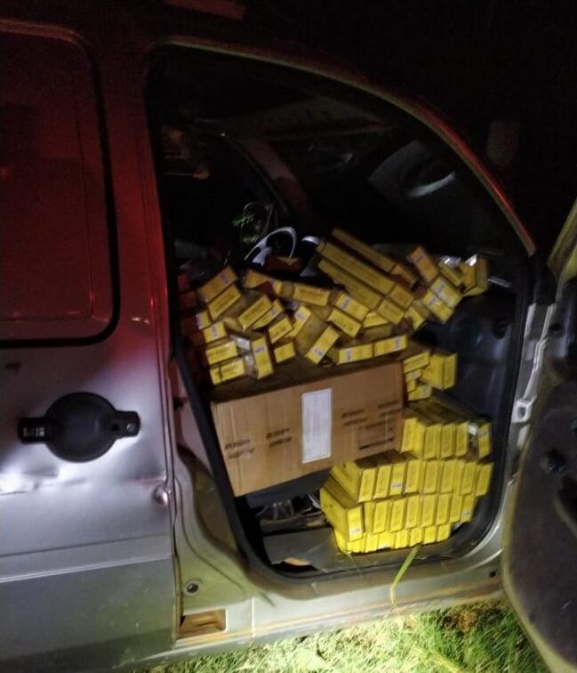 Veículo com cigarros contrabandeados é apreendido após perseguição em Santa Helena