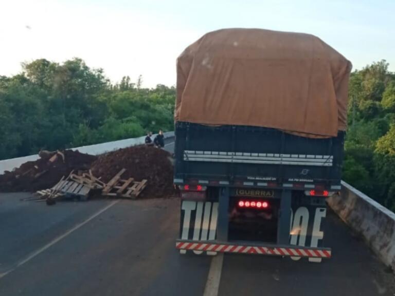 Manifestantes descarregam terra em rodovia e bloqueiam BR-163 entre Mercedes e Guaíra