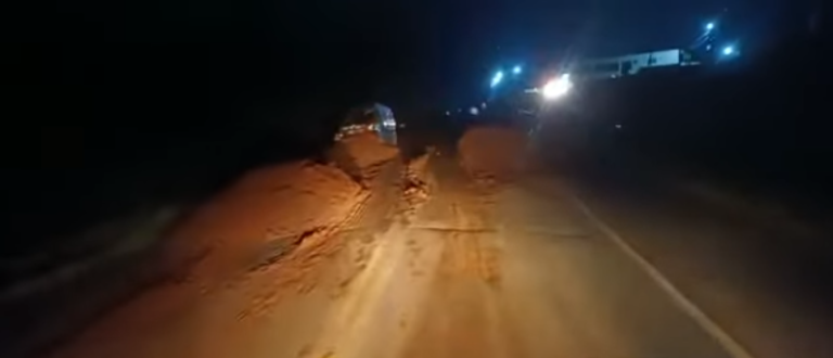 Van bate em bloqueio ilegal e três adolescentes ficaram feridos