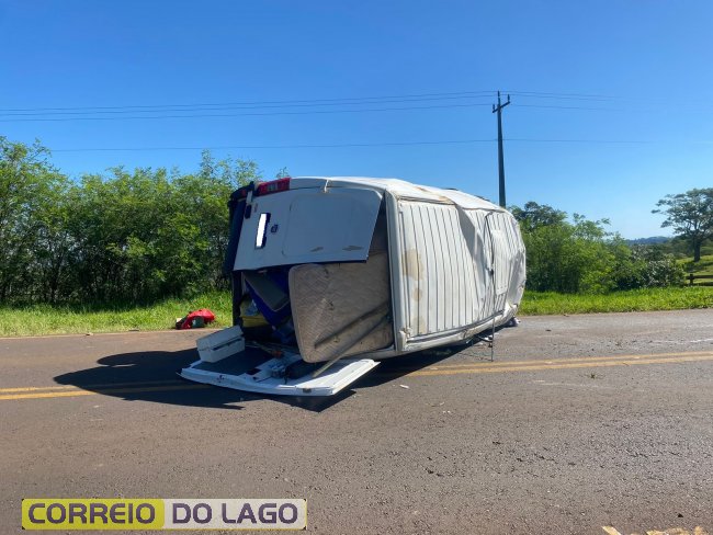Van sai da praia de Santa Helena e capota na rodovia próxima a Diamante do Oeste