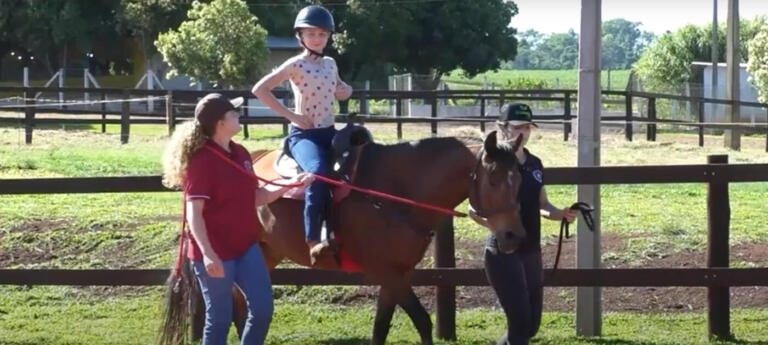 Unindo cavalos, saúde e bem-estar, projeto de equitação lúdica faz sucesso entre a criançada