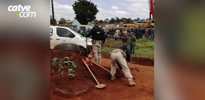 Policiais usam pá e enxada para liberar rodovia em Marechal Rondon