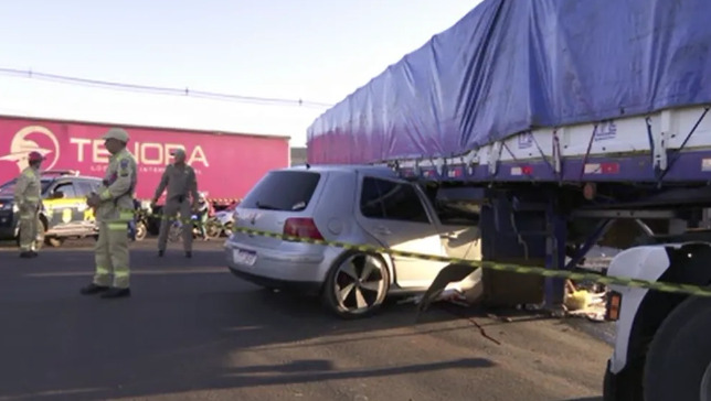 Motorista morre após bater carro em caminhão na BR-277 em Foz do Iguaçu