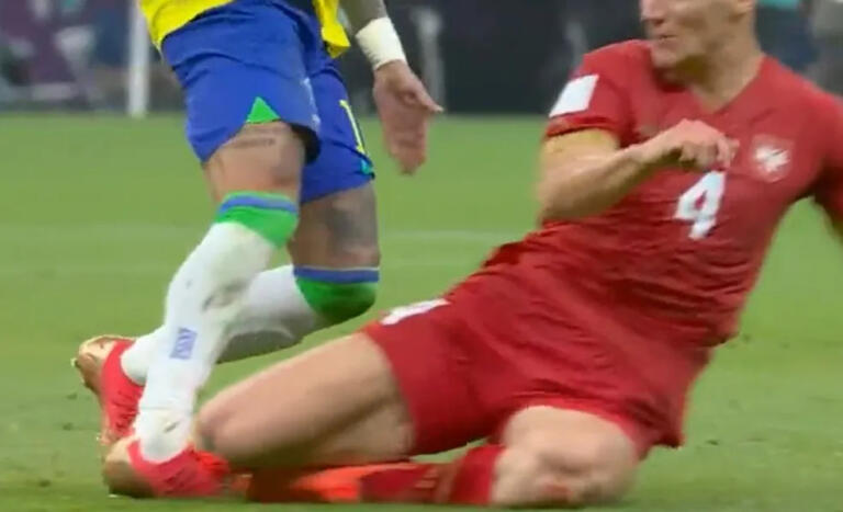 Médico da Seleção diz que Neymar sofreu entorse no tornozelo direito