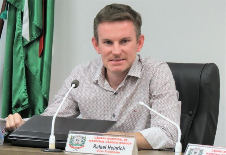 Rafael Heinrich cobra reconstrução de calçada em frente à unidade do Sesi