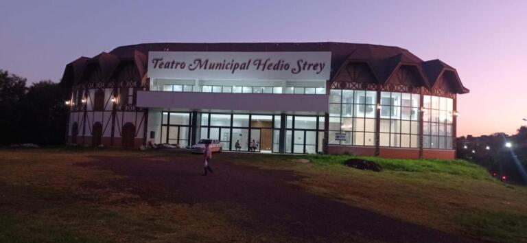 Prefeito Adriano Backes assina convênio que garante recursos para conclusão do Teatro Municipal