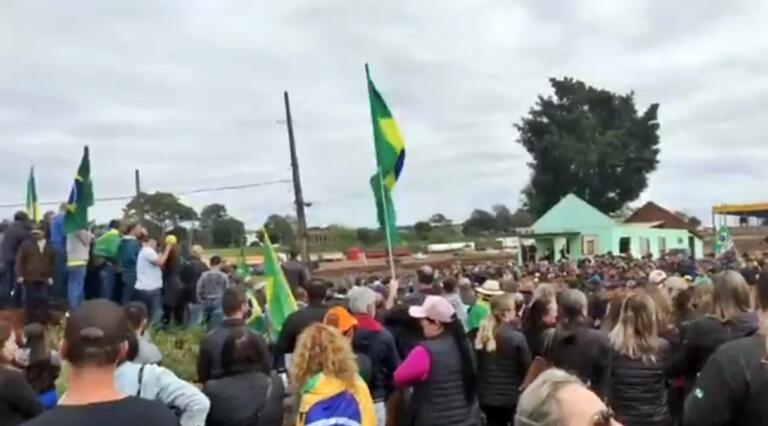 Manifestantes seguem às margens da BR-163 em Marechal Rondon, Mercedes e Maripá