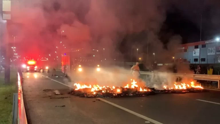 Manifestantes incendeiam pneus e bloqueiam a BR-277 em Cascavel
