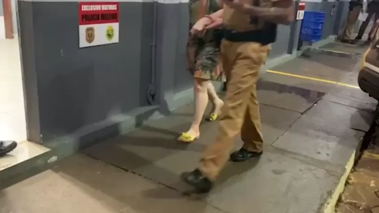 Mulher presa após atropelar manifestantes vai responder por tentativa de homicídio