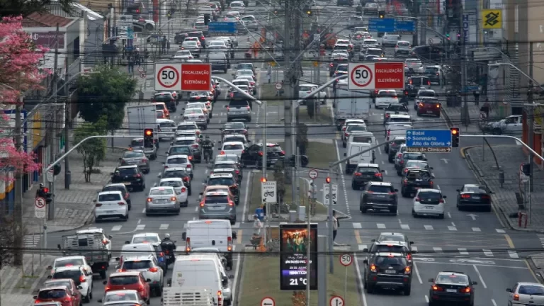 Cerca de 47% dos veículos do Paraná estão com licenciamento irregular, aponta Detran