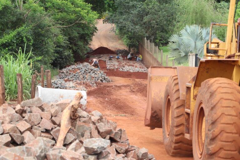Linha Heidrich recebe novo trecho de pavimentação com pedras irregulares