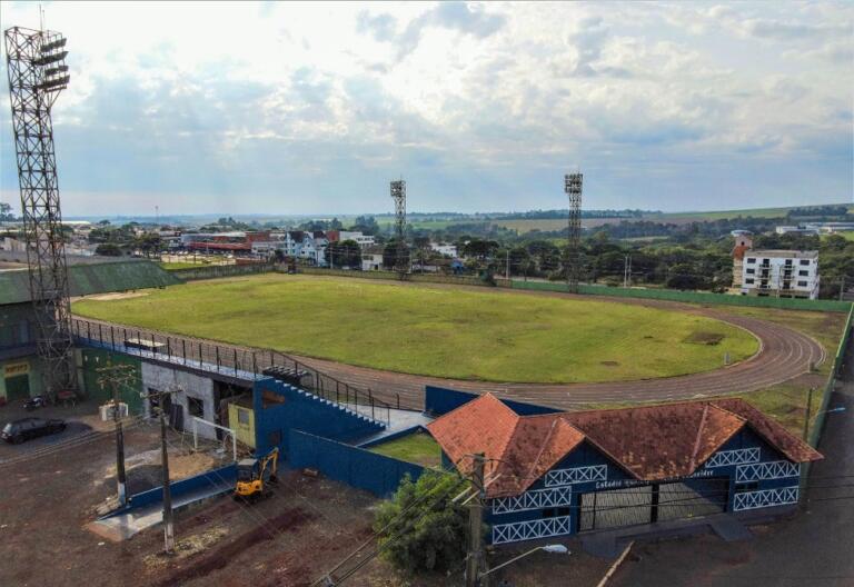 Iniciam as melhorias no estádio municipal
