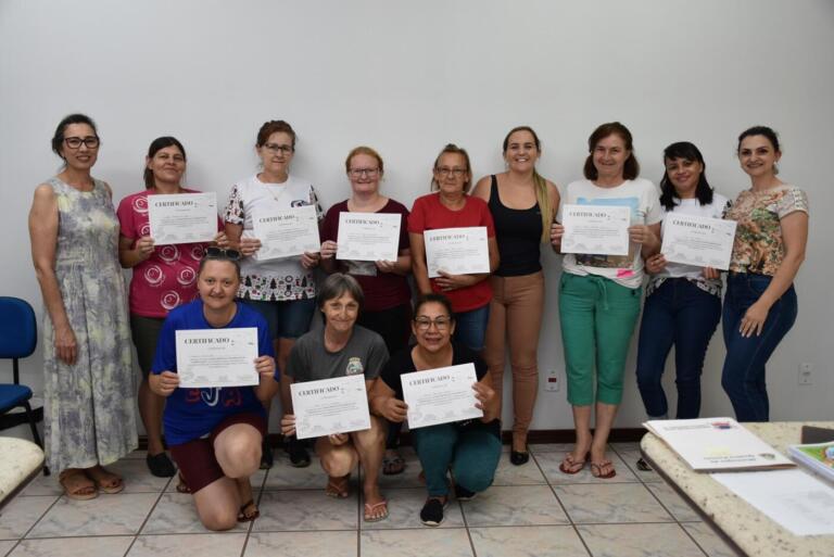 Merendeiras e zeladoras recebem certificado de curso em Quatro Pontes