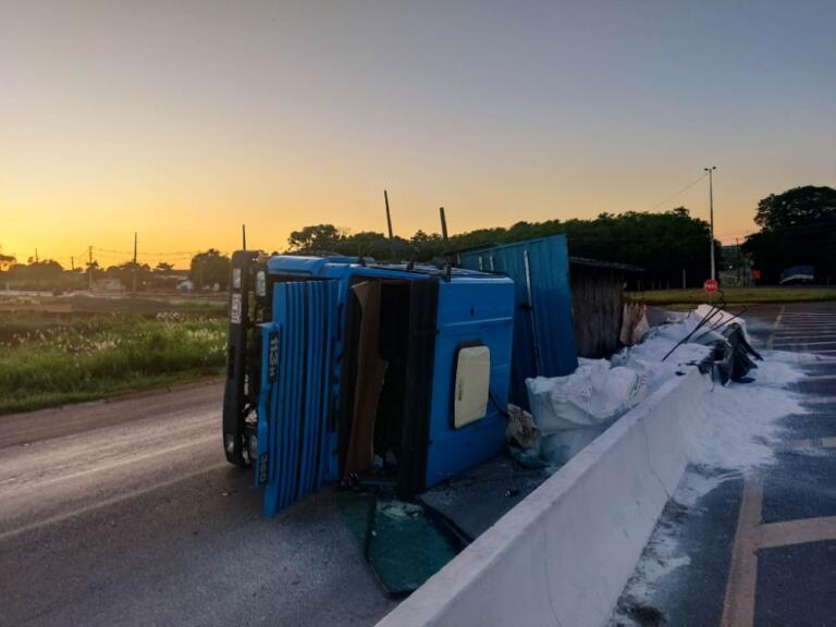 Duas pessoas ficam feridas após carreta tombar na entrada de Marechal Rondon