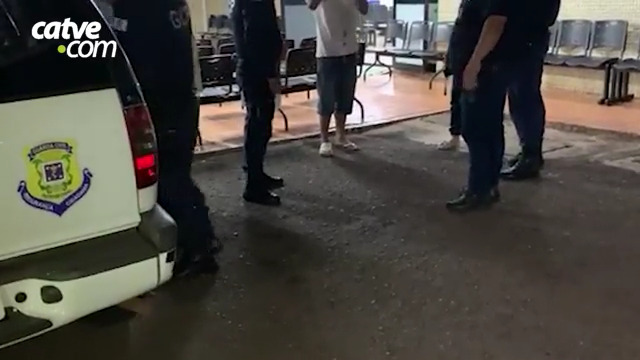 Rapaz escala prédio da prefeitura e arromba gabinete do prefeito