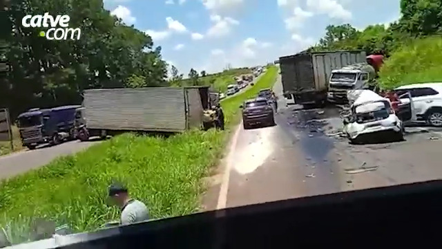 Vítimas ficam em estado gravíssimo após engavetamento na BR-467 em Cascavel