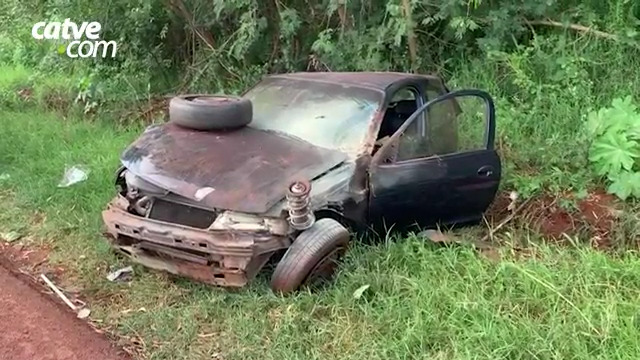 Carro sai da pista, capota e mulher fica ferida na BR-467; motorista é preso