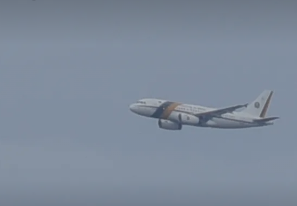 A um dia do fim do mandato, Bolsonaro deixa o Palácio da Alvorada e embarca rumo à Flórida