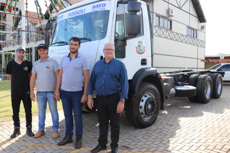 Frota da Secretaria de Obras de Pato Bragado é reforçada com novo caminhão